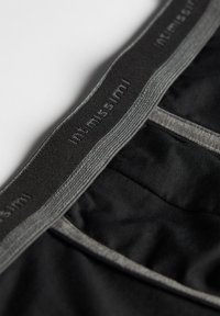 Schwarze Unterwäsche mit einem weichen, elastischen Bund mit grauem Streifen und dezenten Logodetails; aus glattem, strukturiertem Stoff gefertigt.