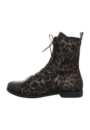 Schnürstiefelette aus schwarzem Leder und strukturiertem dunklen Stoff, mit einem charakteristischen Muster und roten Akzenten an den Schnürsenkeln, flache Sohle.