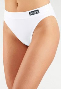 Witte katoenen slip met een brede tailleband met een zwart "FASHION" label. Zachte textuur en een klassieke snit.