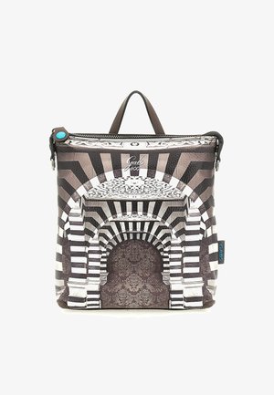 Borsa a mano a righe e motivi in bianco e nero, con archi e dettagli ornamentali. Include un accento blu sul cursore della cerniera e una maniglia.