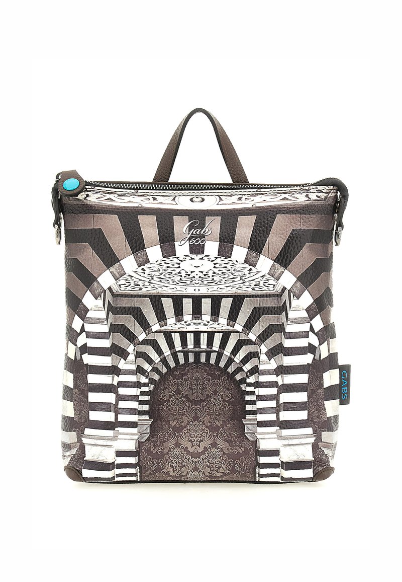 Borsa a mano a righe e motivi in bianco e nero, con archi e dettagli ornamentali. Include un accento blu sul cursore della cerniera e una maniglia.