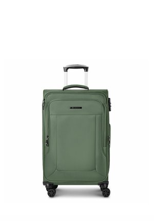 Valise souple verte avec quatre roues pivotantes, poignée extensible, poche avant zippée et poignée de transport supérieure sur fond blanc.