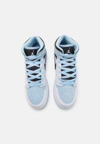 Baskets montantes avec une tige en cuir bleu clair et blanc, des accents noirs, un bout perforé et des lacets plats bleu clair.