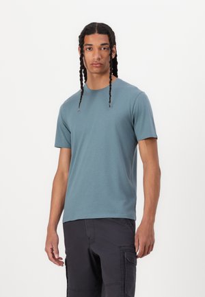 Camiseta de mangas cortas para hombre en color azul verdoso, hecha de algodón suave. Presenta un escote redondo y un corte relajado, con una textura suave y uniforme.