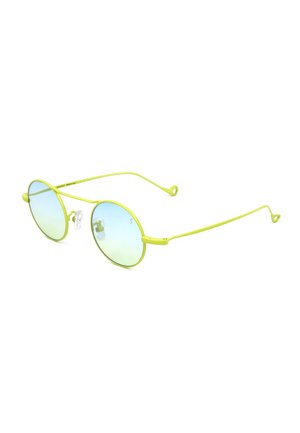 Occhiali da sole rotondi con sottili montature metalliche verde neon e lenti leggermente azzurre, mostrati a un leggero angolo su sfondo bianco.