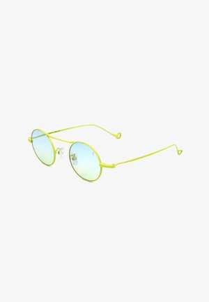 Occhiali da sole rotondi con sottili montature metalliche verde neon e lenti leggermente azzurre, mostrati a un leggero angolo su sfondo bianco.