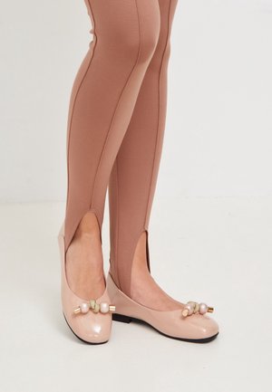 Jasnoróżowe baleriny z lakierowanej skóry ze zaokrąglonymi czubkami, zdobione perłami i złotymi elementami dekoracyjnymi. Prosty, elegancki design.