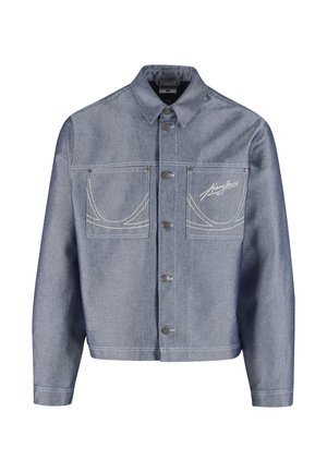 Hellblaue Jeansjacke mit Knopfleiste, zwei Brusttaschen, weißen Ziernähten und "Kang Jeans" Stickerei auf der rechten Tasche.