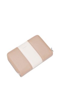 Béžová a krémová peněženka se zipovým uzávěrem, s hladkým koženým povrchem, vodorovným pruhovaným designem a malým embosovaným logem.