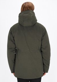 Jachetă puffer de culoare verde măslinie, cu guler înalt și glugă mare, dintr-un material texturat, cu cusături vizibile în jurul taliei și tivului.