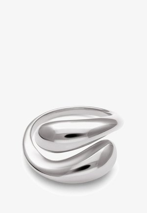Prsteň zo strieborno tónovaného kovu s hladkými, plynulými líniami. Má minimalistický dizajn, zaoblený tvar a lesklý povrch.