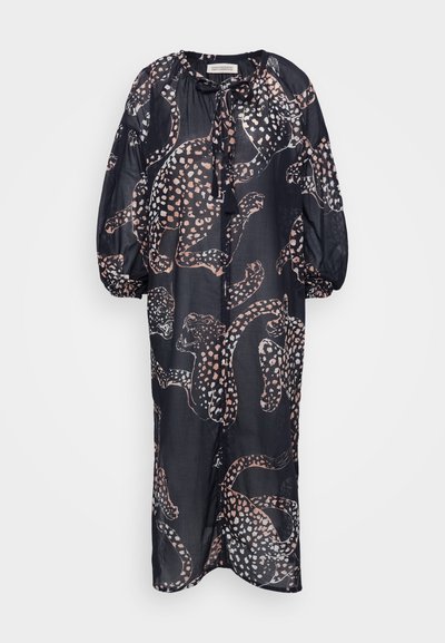 Melna gara kleita, izgatavota no viegla auduma, ar krāsainu leopardu rakstu, ar sasienamu kakla daļu un apjomīgām piedurknēm.