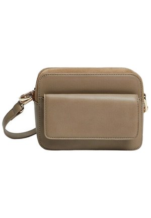 Beige leren crossbodytas met een afneembare riem, rechthoekige vorm, voorvak en een gladde textuur. Accenten van goudkleurige hardware.