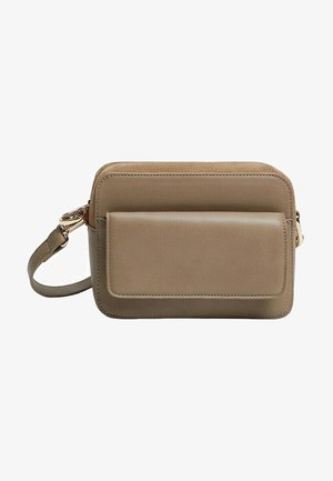 Sac bandoulière en cuir beige avec une sangle amovible, forme rectangulaire, poche avant et texture lisse. Accessoires en métal doré.