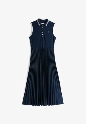 Vestido polo azul marino con cuello tipo solapa, cierre de botones y falda plisada. Presenta un borde blanco y una cintura ajustable con cordón.