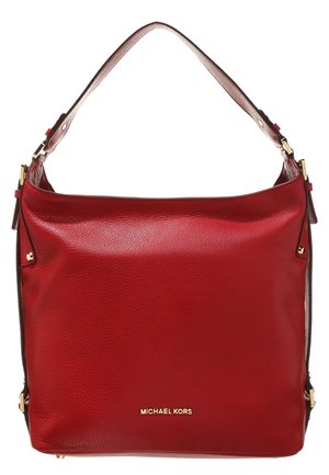 Czerwona skórzana torba na ramię ze złotymi elementami i logo "Michael Kors" z przodu, z pojedynczym regulowanym paskiem.