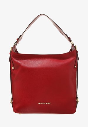 Czerwona skórzana torba na ramię ze złotymi elementami i logo "Michael Kors" z przodu, z pojedynczym regulowanym paskiem.