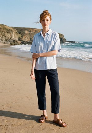 PULZ, PZLUCA HW ANK LENGTH TAP - Nohavice chinos - dark sapphire