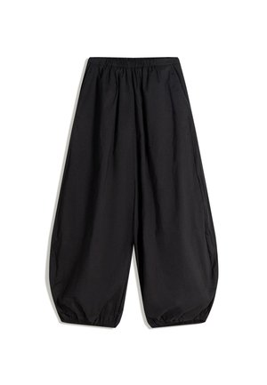 - Spodnie materiałowe