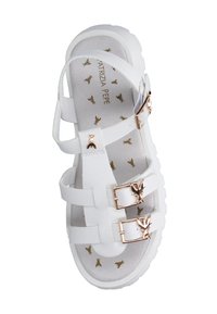 Sandali bianchi in gomma con tre cinghie regolabili, caratterizzati da dettagli in metallo dorato e una soletta testurizzata con un motivo a api.