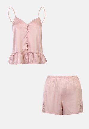 Conjunto de pijama de satén en suave tono rosa; cuenta con una parte superior sin mangas con detalle de botones y un dobladillo con volantes, y pantalones cortos con acentos de encaje en los laterales.