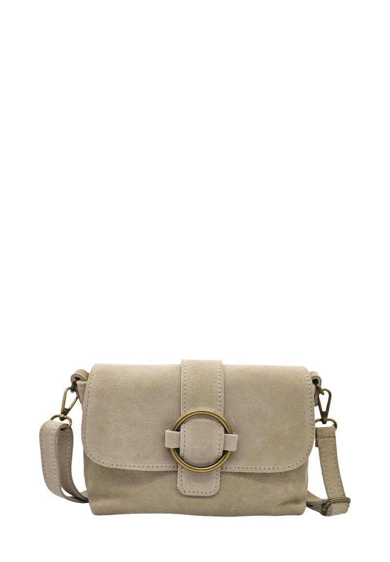 Sac en daim beige à bandoulière avec une fermeture à rabat, accent en métal rond, bandoulière réglable et une texture lisse. Forme rectangulaire compacte.