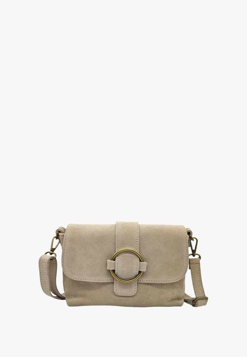 Sac en daim beige à bandoulière avec une fermeture à rabat, accent en métal rond, bandoulière réglable et une texture lisse. Forme rectangulaire compacte.