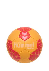 Gul og rød fodbold til børn med en struktureret overflade, geometrisk mønster og "hummel CLASSIC KIDS" branding i hvid.