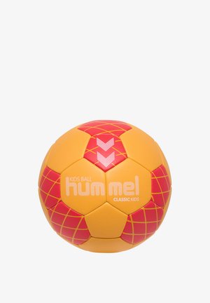 Żółta i czerwona piłka nożna dla dzieci z teksturowaną powierzchnią, geometrycznym wzorem oraz białym logo "hummel CLASSIC KIDS".