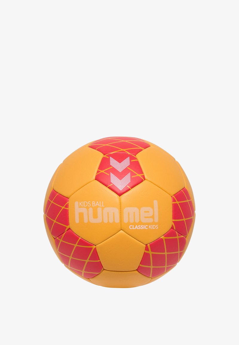Żółta i czerwona piłka nożna dla dzieci z teksturowaną powierzchnią, geometrycznym wzorem oraz białym logo "hummel CLASSIC KIDS".