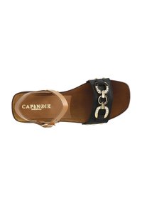 Zwarte leren sandaal met een stevige gouden kettingaccent, beige enkelband en houten zool. Heeft een gestructureerde bovenkant en een logo op de binnenzool.