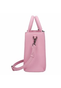 Borsa a mano rettangolare in pelle rosa con due manici superiori e tracolla regolabile. Presenta un gancio metallico e un design minimalista.