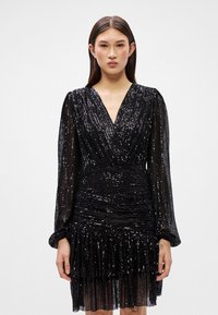 Vestido preto com lantejoulas, mangas bufantes longas, decote em V, franzido na cintura e bainha com babados. Textura suave com um acabamento cintilante.