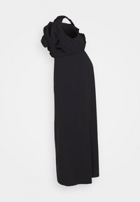 Črna maksi obleka z nabrano podrobnostjo na ramenih, izdelana iz mehkega blaga. Ima sproščen kroj, zategnjen pas in tekočo krilo.