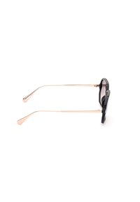 Occhiali da sole neri con una montatura spessa, bracci metallici dorati e lenti scure; design elegante con bordi arrotondati e accenti stilistici prominenti.