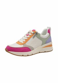 Sneaker heeft een witte leren bovenkant, multikleurige accenten in roze, oranje, groen en lavendel, een gestructureerde zijkant en een zilveren ritsdetail.