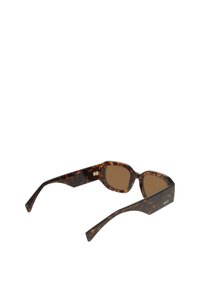 Γυαλιά ηλίου με τετράγωνο σκελετό από σχέδιο χελώνας, καφέ φακούς και κομψά μπράτσα. Ξεχωρίζουν για τον γωνιώδη σχεδιασμό τους και το γυαλιστερό φινίρισμα.