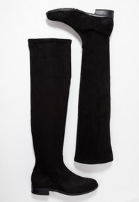 Stivali neri sopra il ginocchio in morbido camoscio, con tacco basso a blocco e una texture liscia con una punta arrotondata.