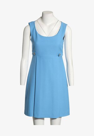 Robe sans manches bleu clair, longueur genou, encolure dégagée et pattes latérales boutonnées sur un mannequin blanc.