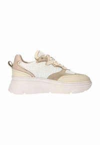 Beige en witte sneaker met mesh- en suedeaccenten. Dikke witte zool met een gestructureerd patroon en een trekhaak aan de hiel.