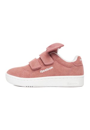 Zapatilla Reebok de ante rosa con dos tiras de Velcro, suela blanca y lengüeta acolchada, vista de lado sobre un fondo blanco.