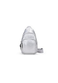 Mochila plateada hecha de material texturizado, con un bolsillo frontal con cremallera, correa ajustable y una forma triangular estilizada.
