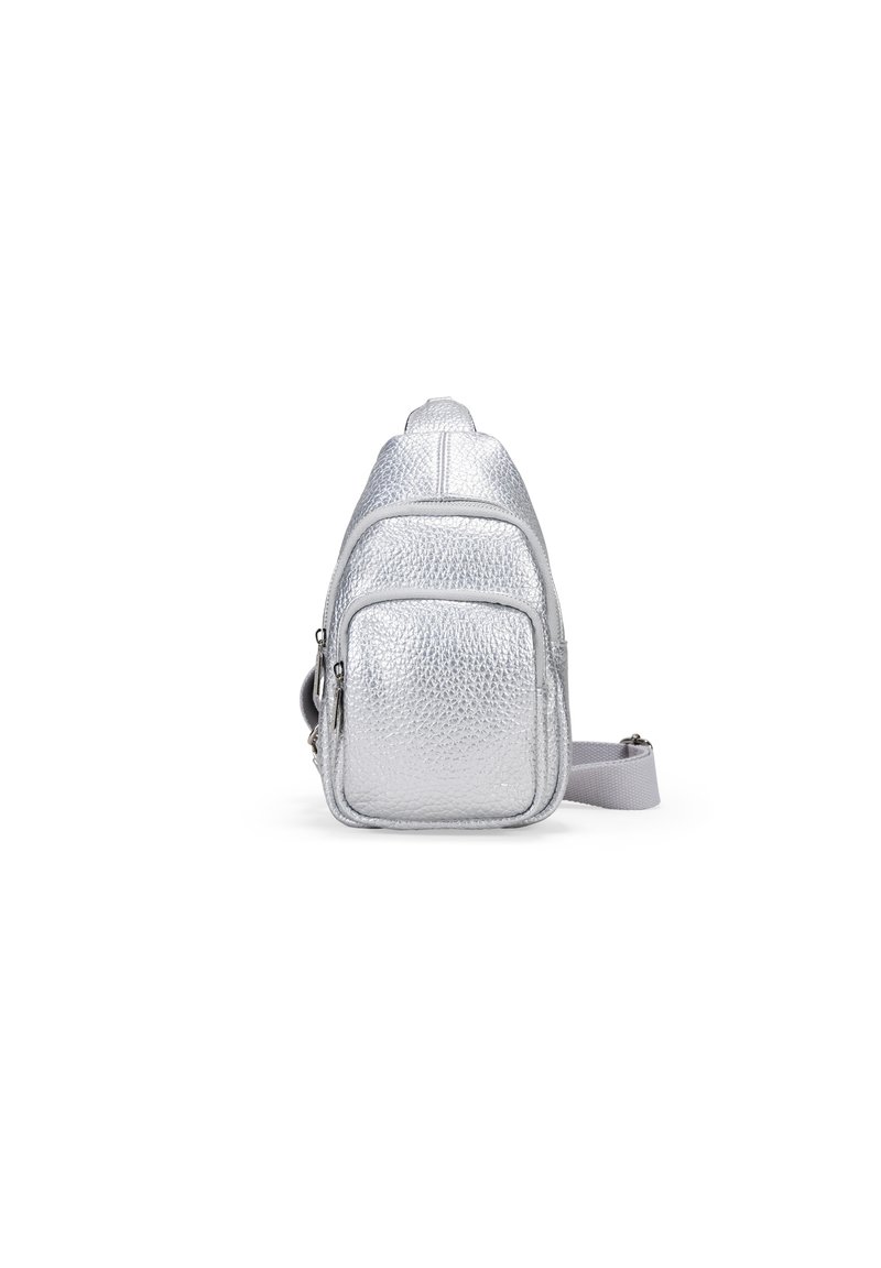 Mochila plateada hecha de material texturizado, con un bolsillo frontal con cremallera, correa ajustable y una forma triangular estilizada.