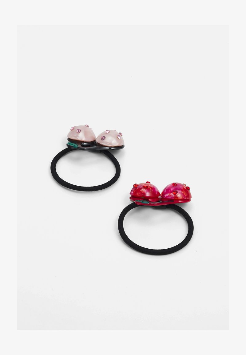 Dois elásticos de cabelo com charmosos pendentes brilhantes e arredondados em rosa e vermelho, decorados com strass, presos a bandas elásticas pretas.