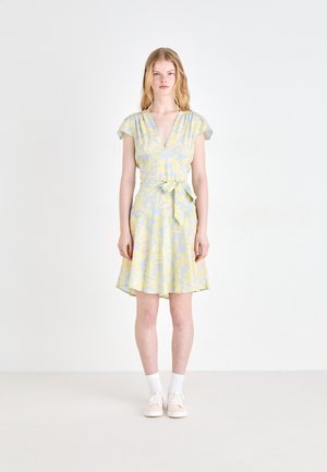 Vapaa-ajan mekko - lillac/pastel yellow