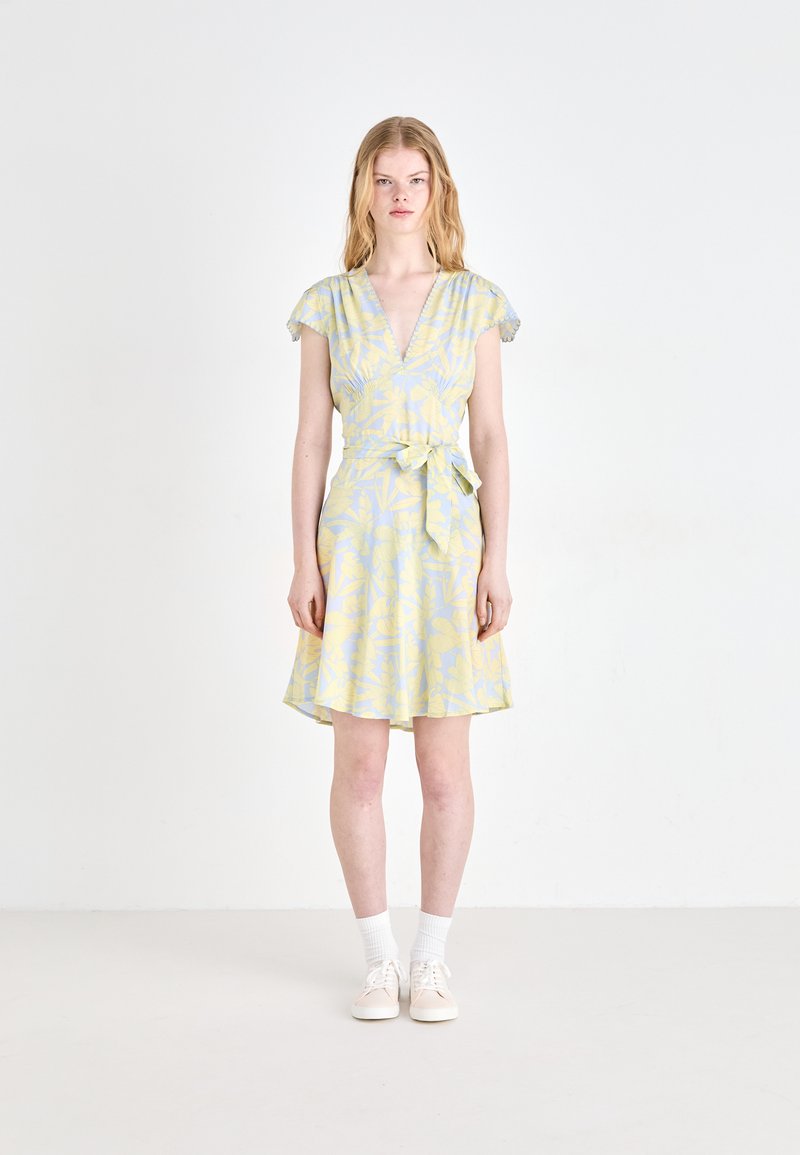 Vestido floral amarillo y azul claro con mangas cortas acampanadas, escote en V y cintura ajustable. Silueta en línea A que llega por encima de la rodilla.