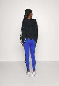 Nebbia WOMEN CROPPED HOODIE - Užtrauktuku užsegamas treningas - black