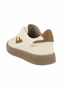 Sneaker bassa color crema con suola marrone texturizzata, toppa in suede marrone sul tallone, intaglio con logo laterale e la scritta "BURELA" stampata vicino al tallone.