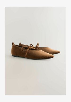 Ballerines en daim marron avec des pointes, semelles plates et lacets noués à l'avant. Texture lisse avec une décoration minimale.