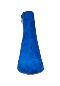 Botín azul de ante con punta afilada y textura suave, que cuenta con una cremallera lateral para facilitar su puesta.